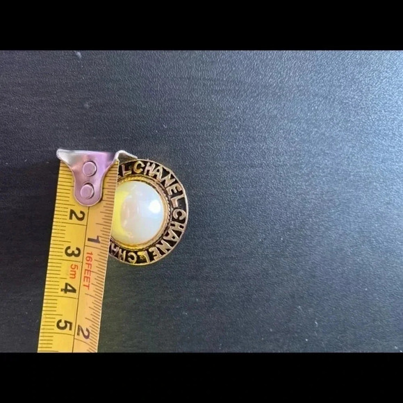 Single  Chanel clip on earring - Picture 3 of 3